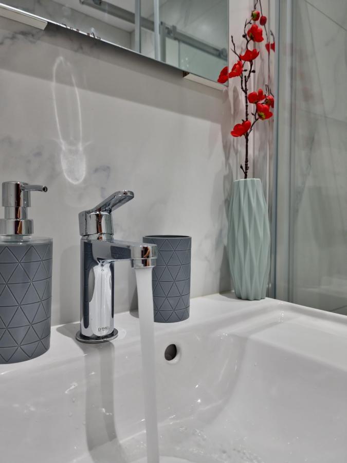 Carisa Deluxe Apartment With Jacuzzi Larnaca Exterior foto