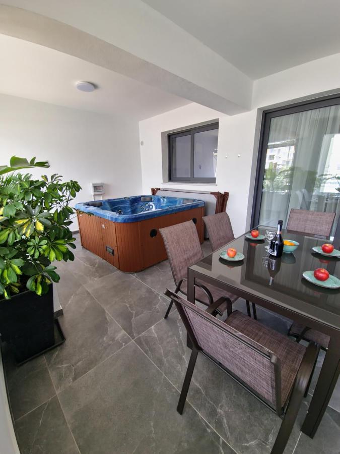 Carisa Deluxe Apartment With Jacuzzi Larnaca Exterior foto