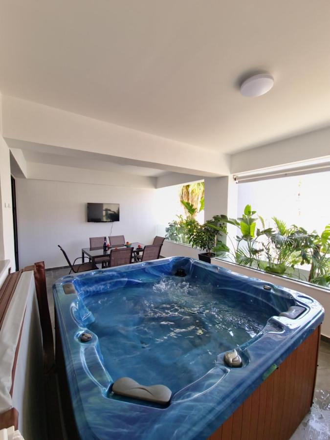 Carisa Deluxe Apartment With Jacuzzi Larnaca Exterior foto
